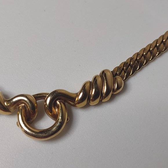Gold Tone Pretty Metal Necklace 17 Inches Long - Picture 5 of 15